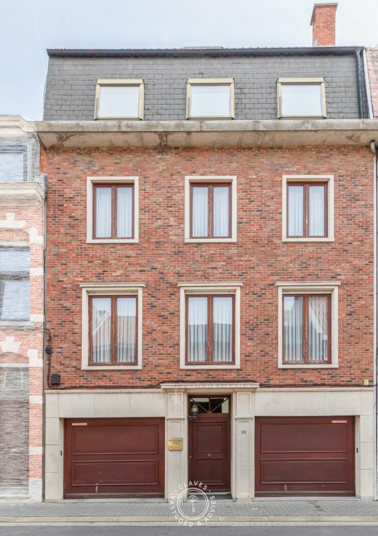 Statig en veelzijdig herenhuis met praktijkruimte in het centrum van Sint-Niklaas