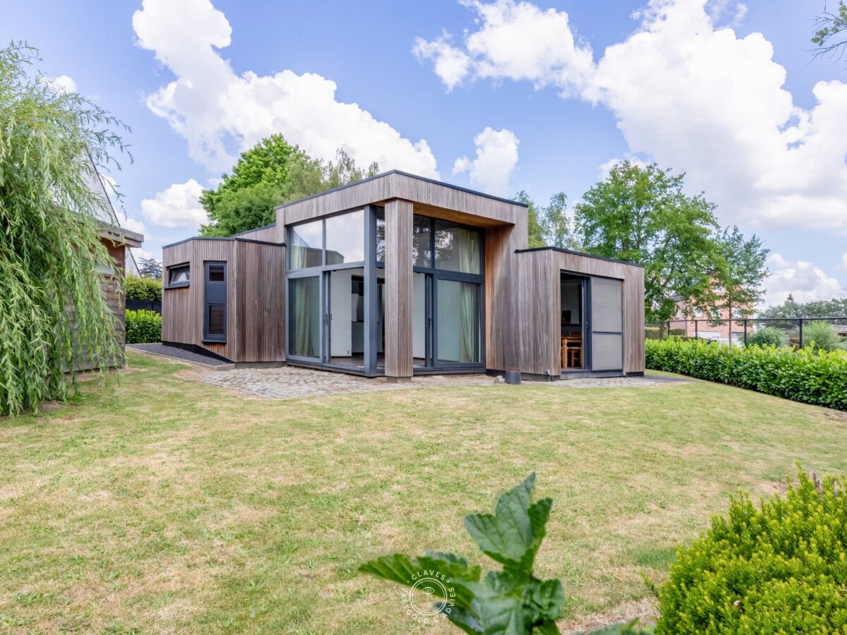 Architecturale seventies villa in energiezuinig jasje