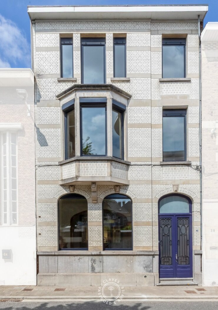 Statig herenhuis met authentieke elementen