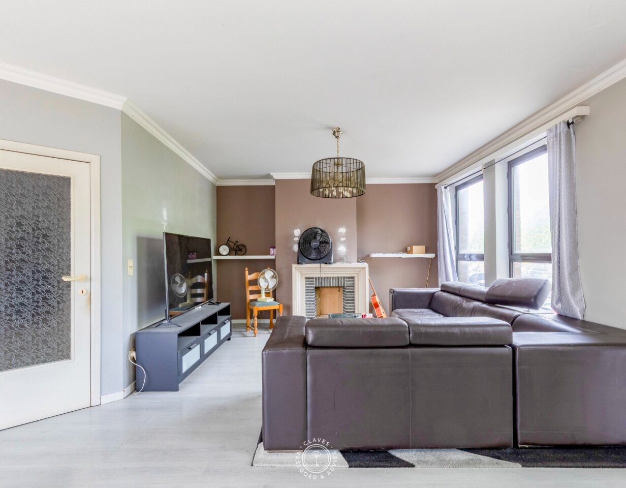 Lichtrijk tweeslaapkamerappartement met autostaanplaats op toplocatie