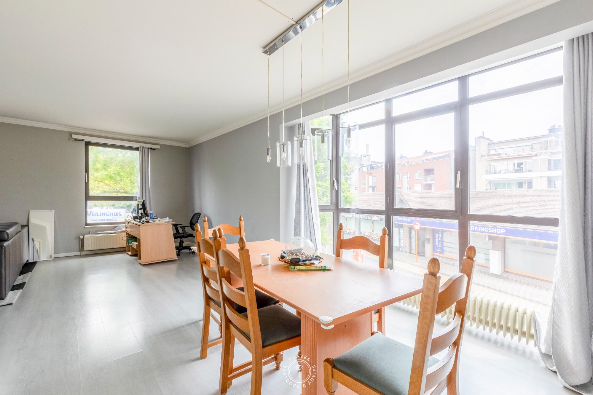 Lichtrijk tweeslaapkamerappartement met autostaanplaats op toplocatie