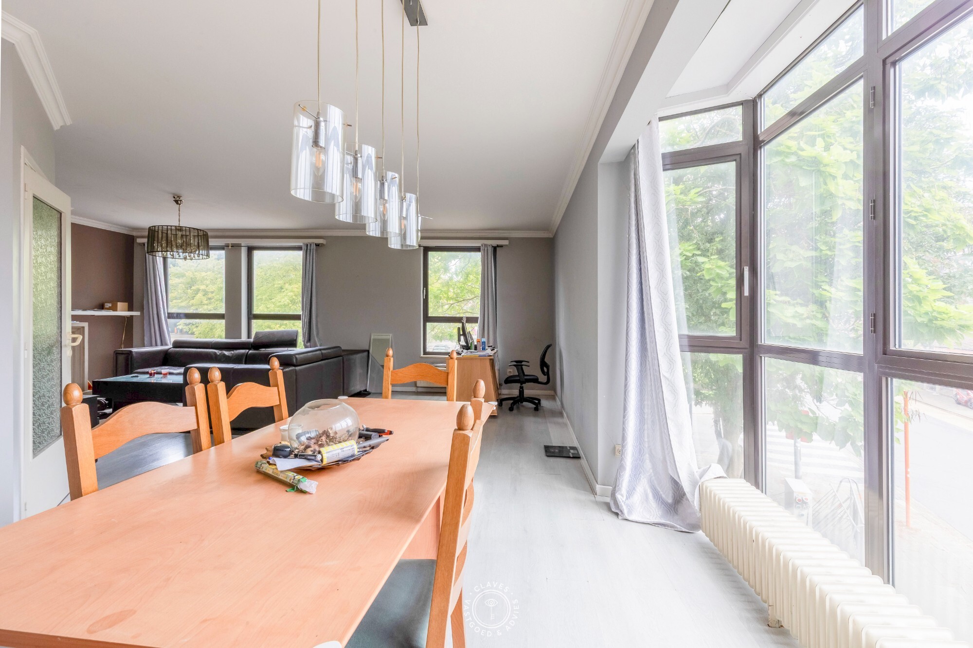 Lichtrijk tweeslaapkamerappartement met autostaanplaats op toplocatie
