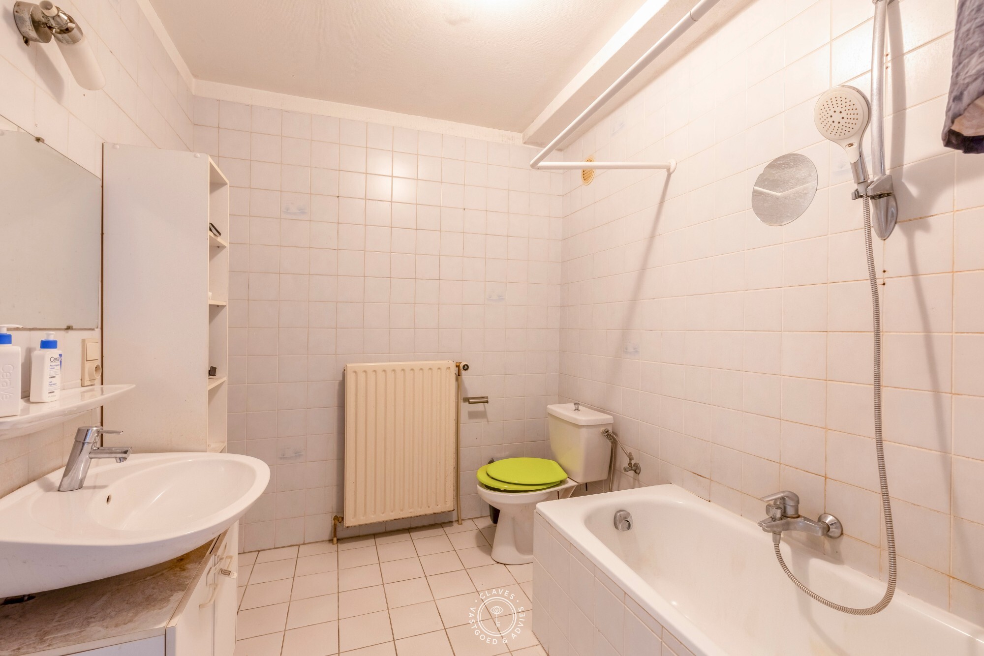 Lichtrijk tweeslaapkamerappartement met autostaanplaats op toplocatie