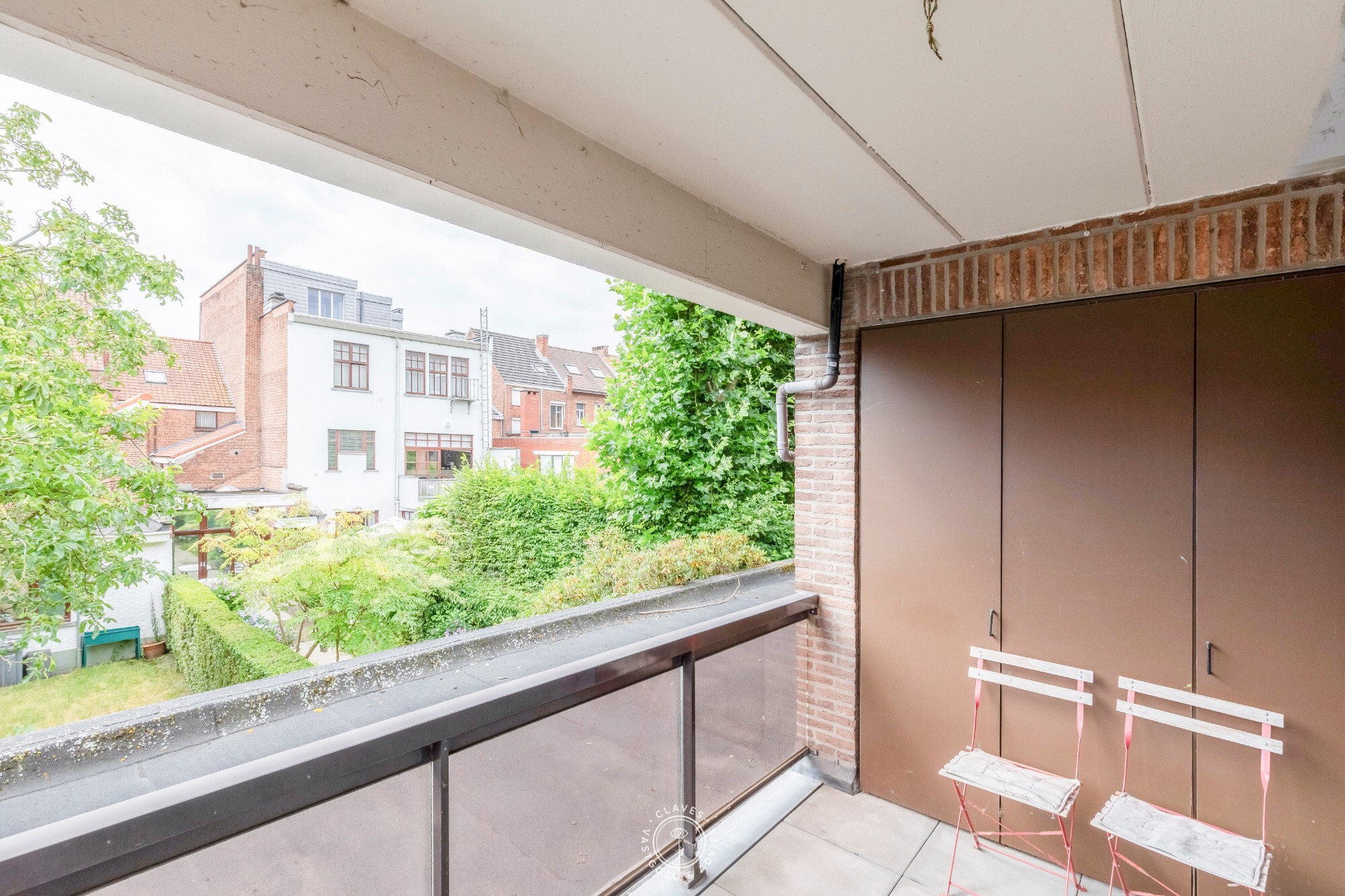 Lichtrijk tweeslaapkamerappartement met autostaanplaats op toplocatie