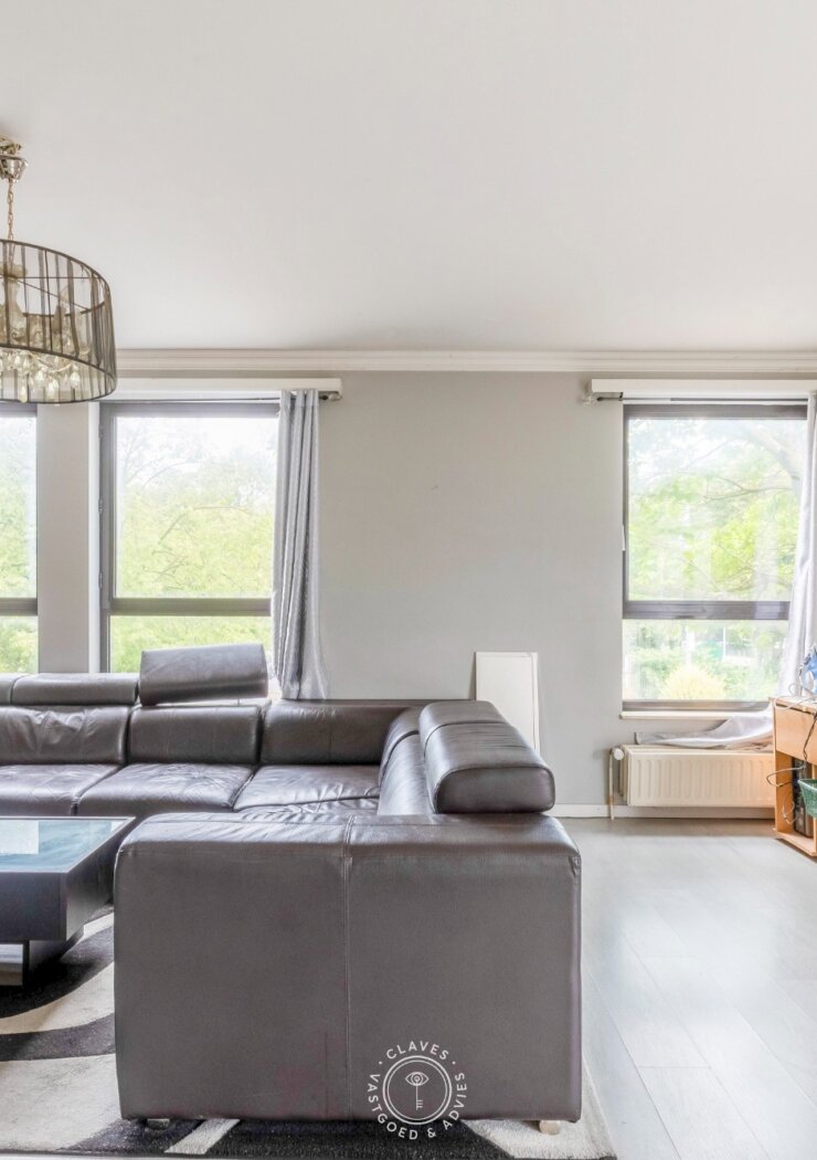 Lichtrijk tweeslaapkamerappartement met autostaanplaats op toplocatie