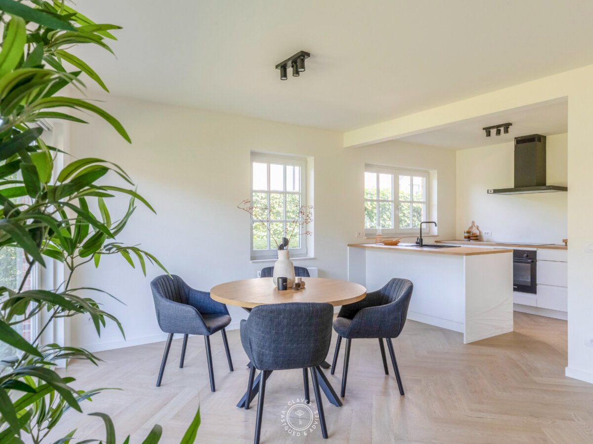 High-end vernieuwbouwappartement met privatieve tuin