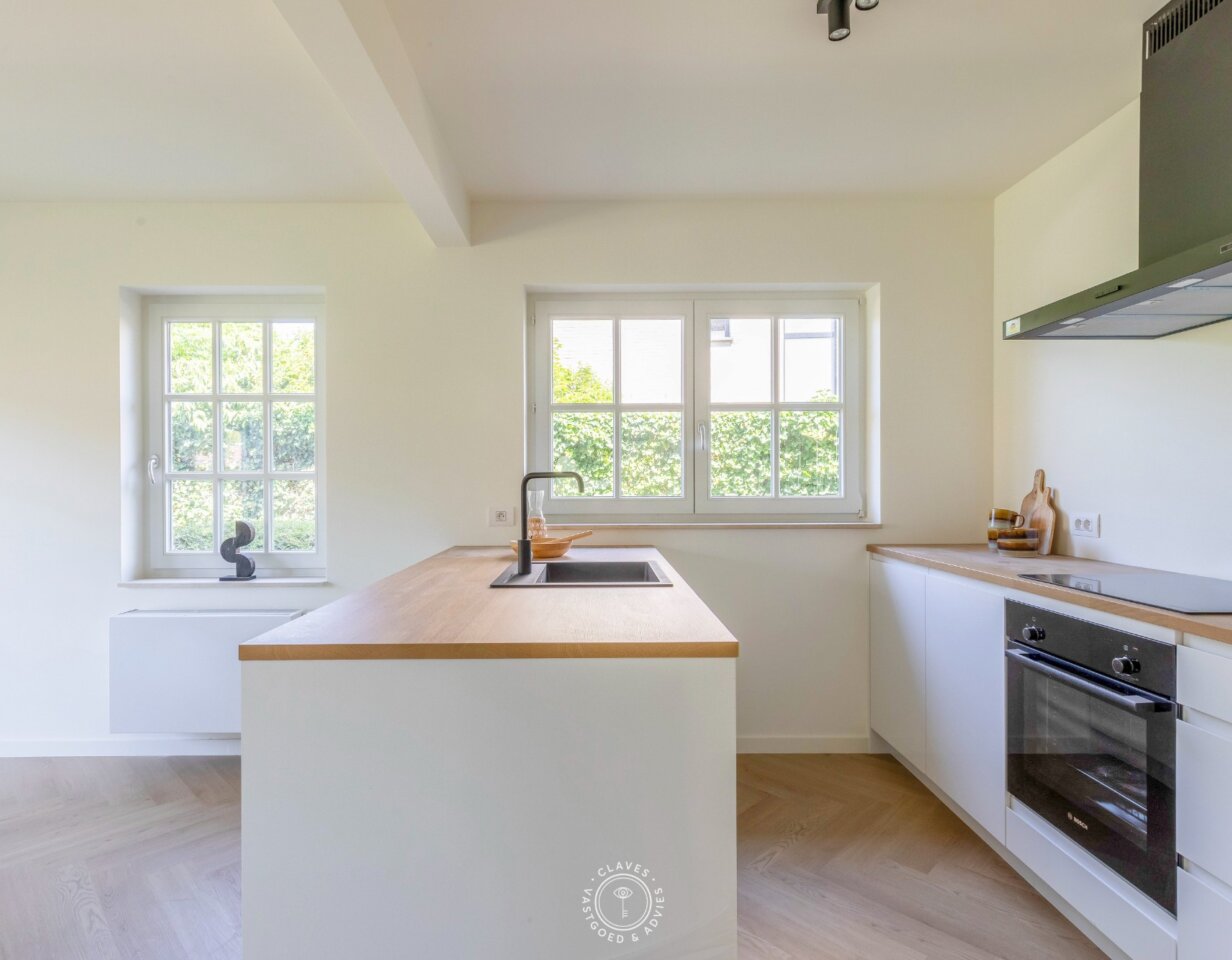 High-end vernieuwbouwappartement met privatieve tuin