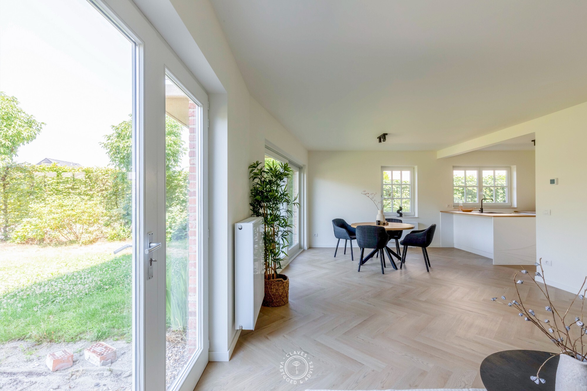 High-end vernieuwbouwappartement met privatieve tuin