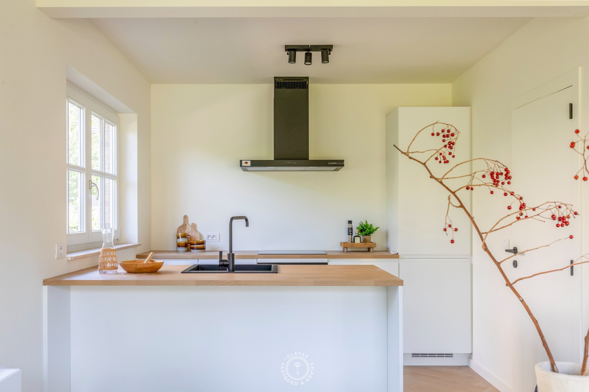 High-end vernieuwbouwappartement met privatieve tuin
