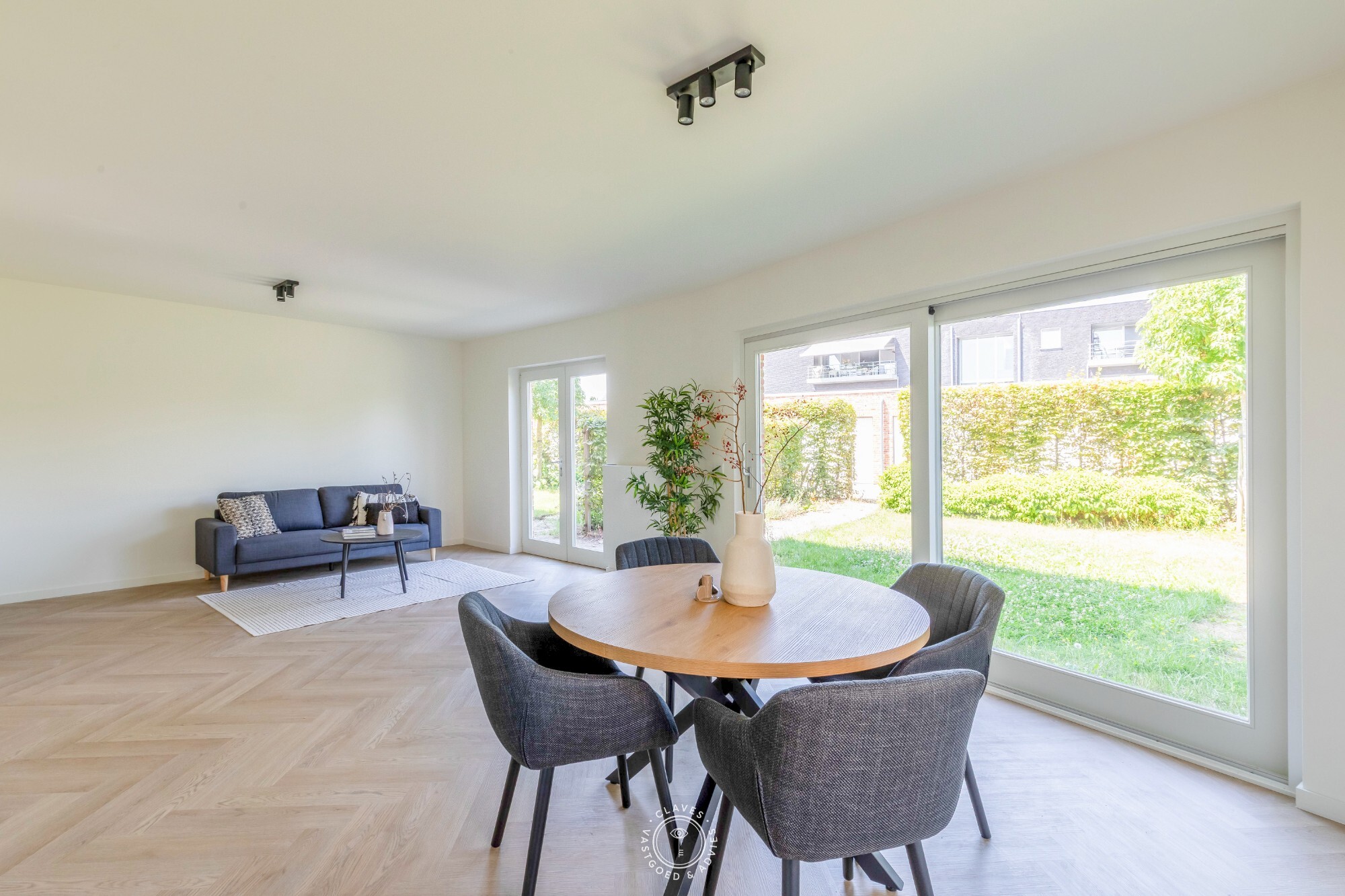High-end vernieuwbouwappartement met privatieve tuin