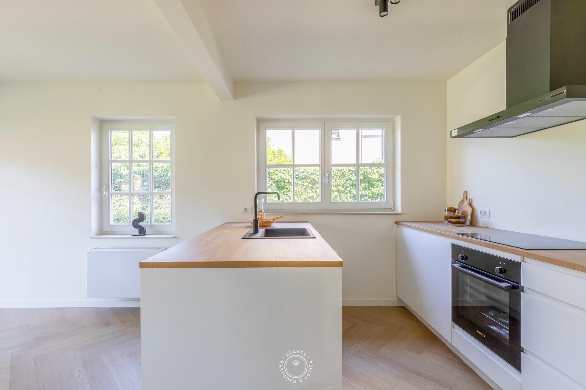 High-end vernieuwbouwappartement met privatieve tuin
