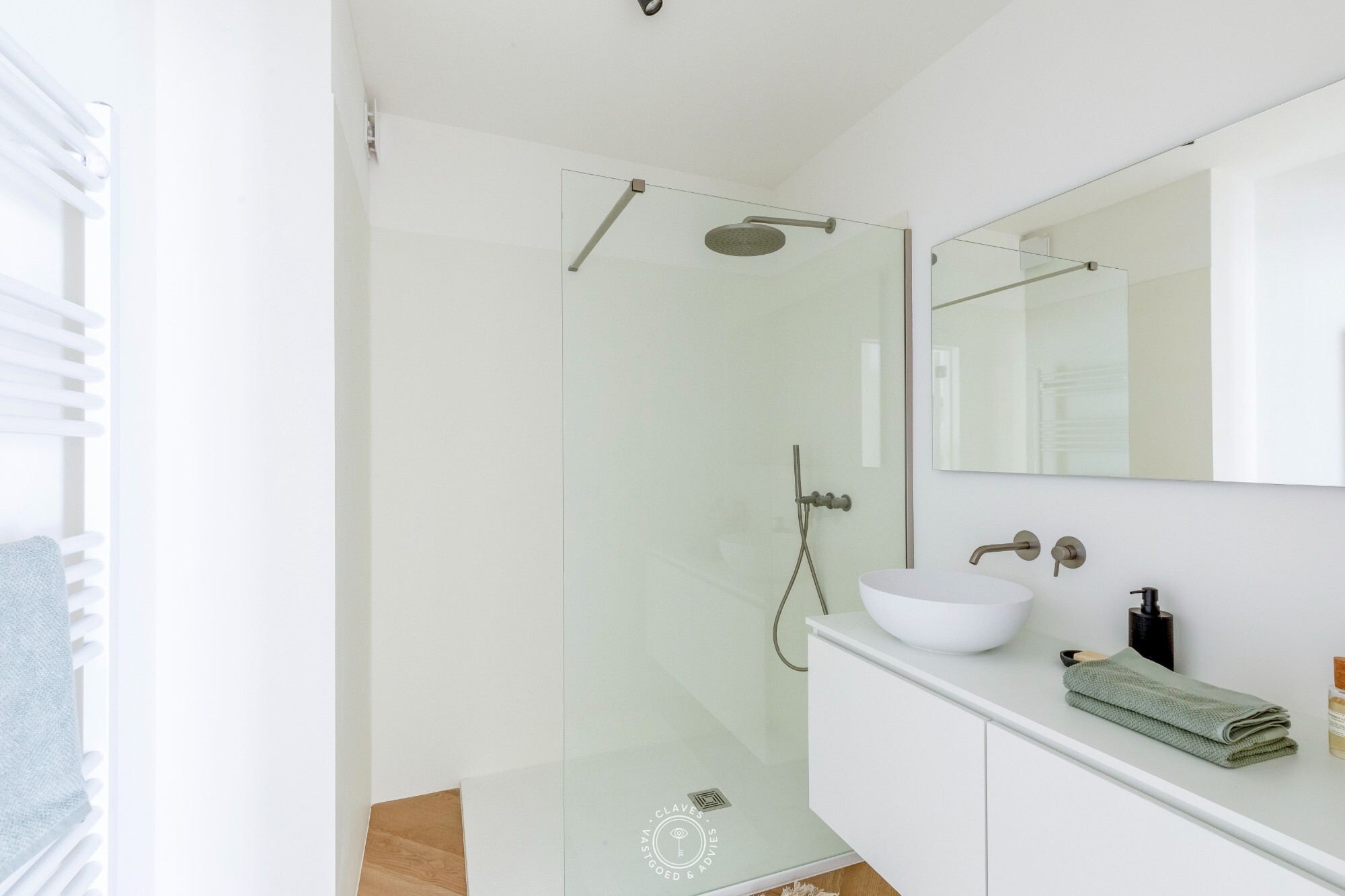 High-end vernieuwbouwappartement met privatieve tuin