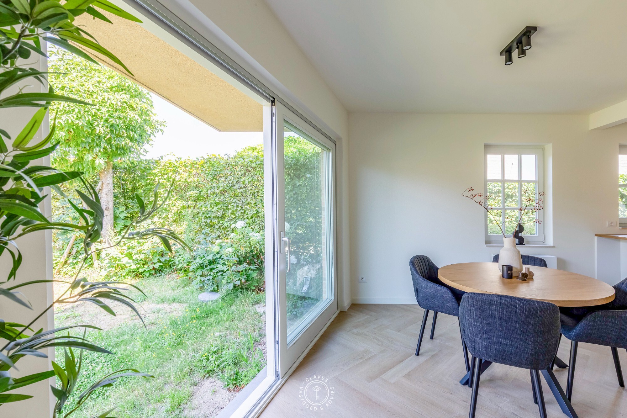 High-end vernieuwbouwappartement met privatieve tuin