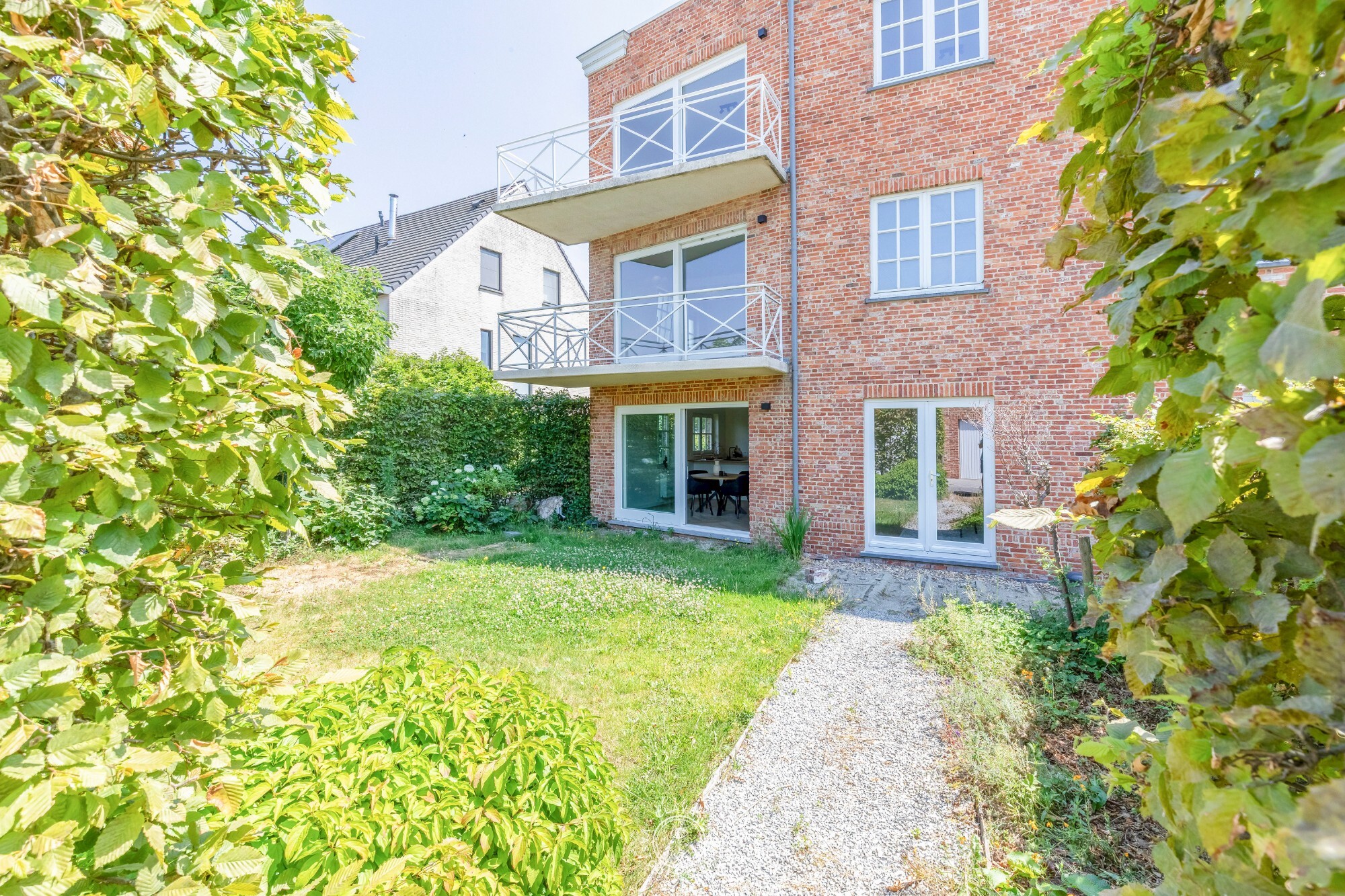 High-end vernieuwbouwappartement met privatieve tuin
