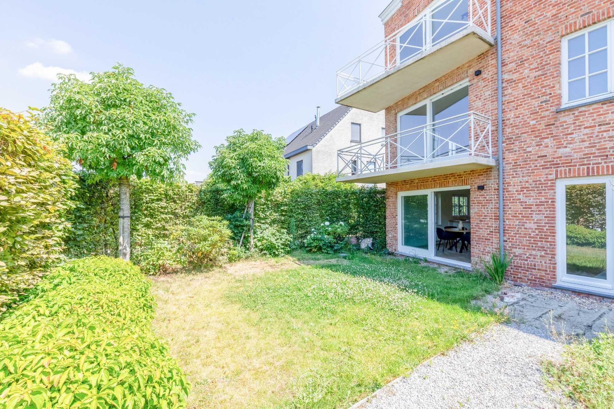 High-end vernieuwbouwappartement met privatieve tuin