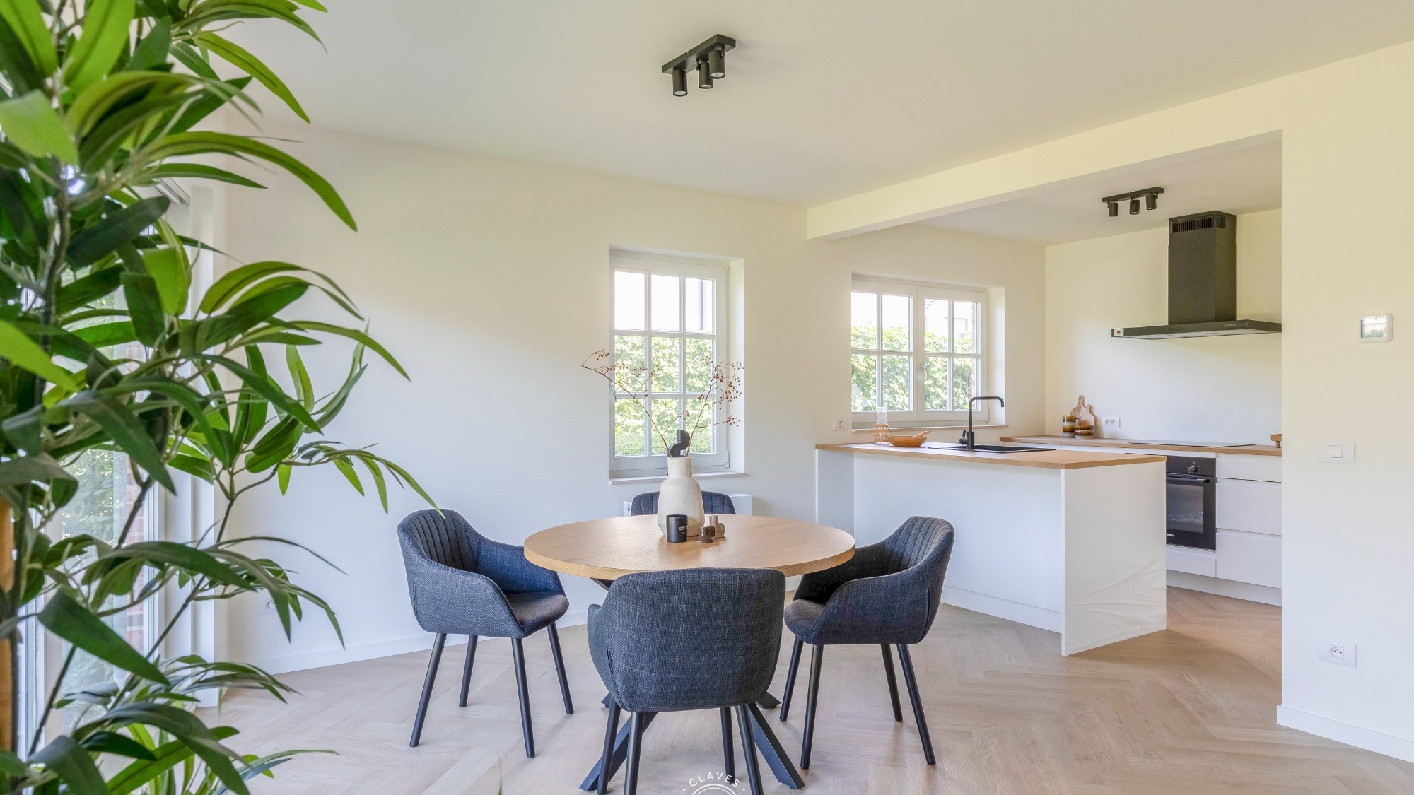 High-end vernieuwbouwappartement met privatieve tuin