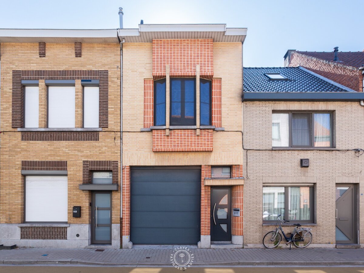 Hedendaagse gezinswoning achter statige art-decogevel