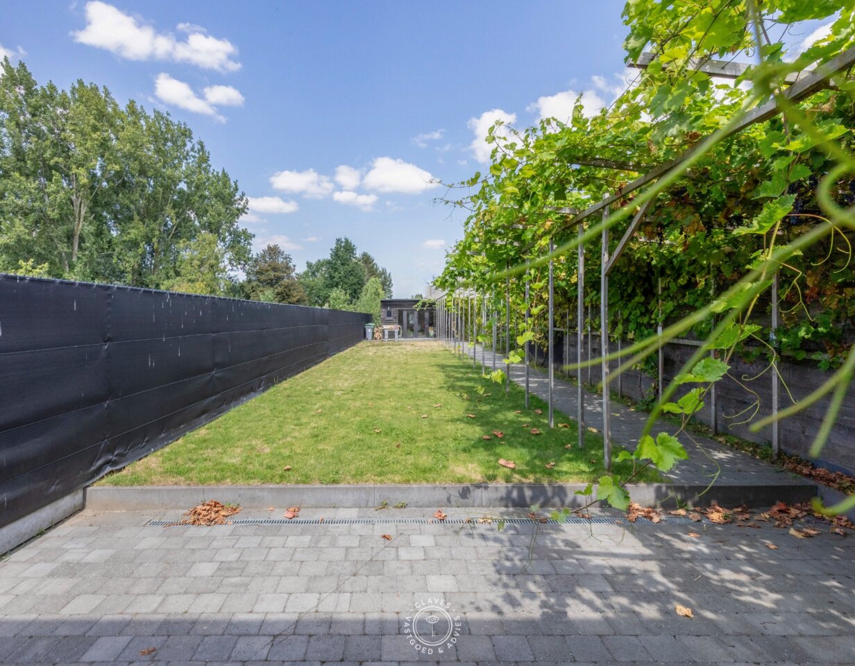 Volledig vernieuwde halfopen bebouwing in het geliefde Nieuwkerken