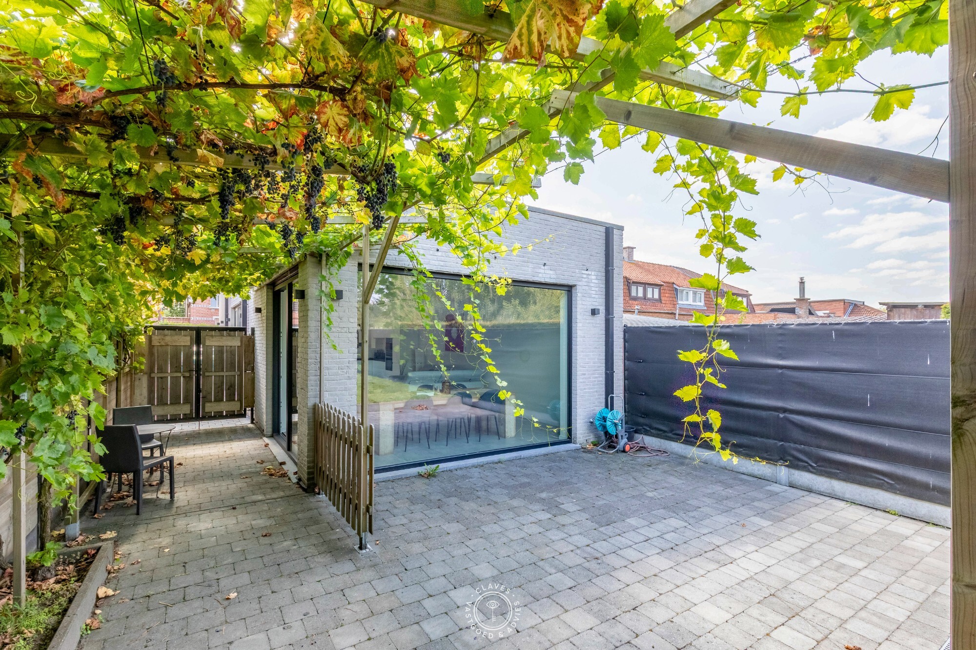 Volledig vernieuwde halfopen bebouwing in het geliefde Nieuwkerken