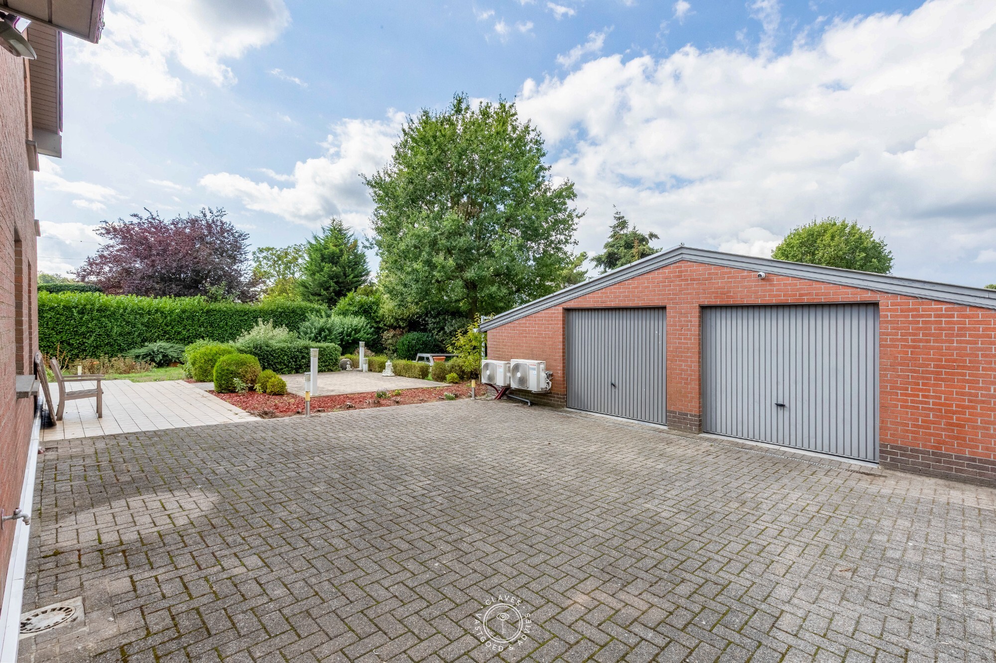 Open bebouwing op 4.051 m² met loods en vergund KMO-potentieel