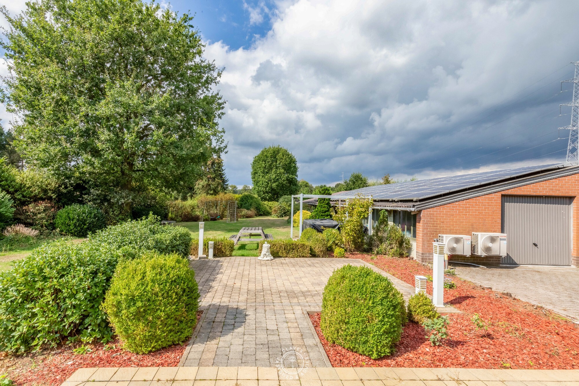 Open bebouwing op 4.051 m² met loods en vergund KMO-potentieel