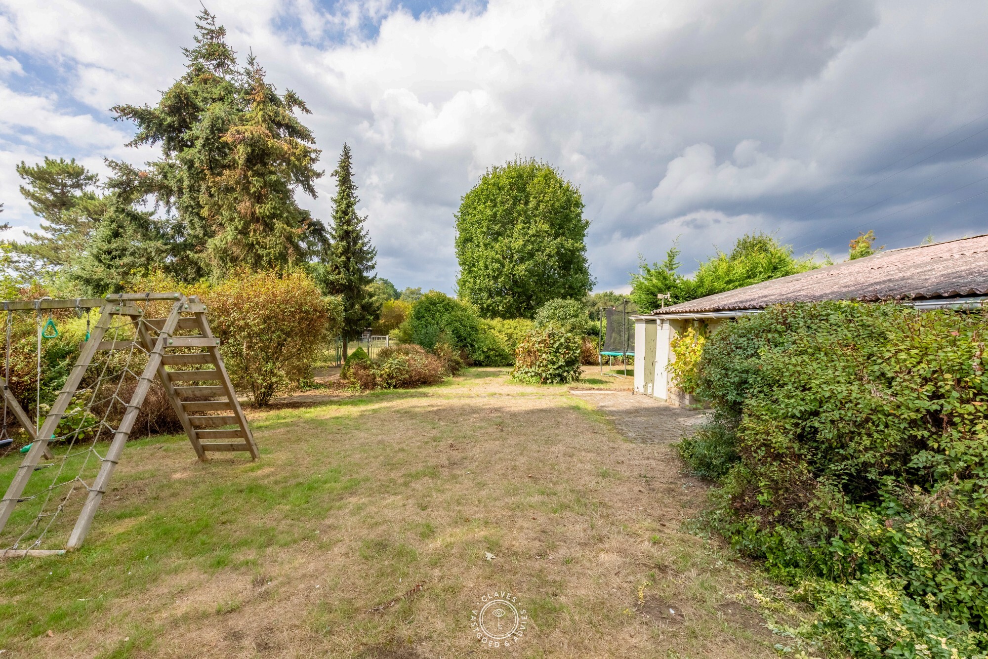 Open bebouwing op 4.051 m² met loods en vergund KMO-potentieel