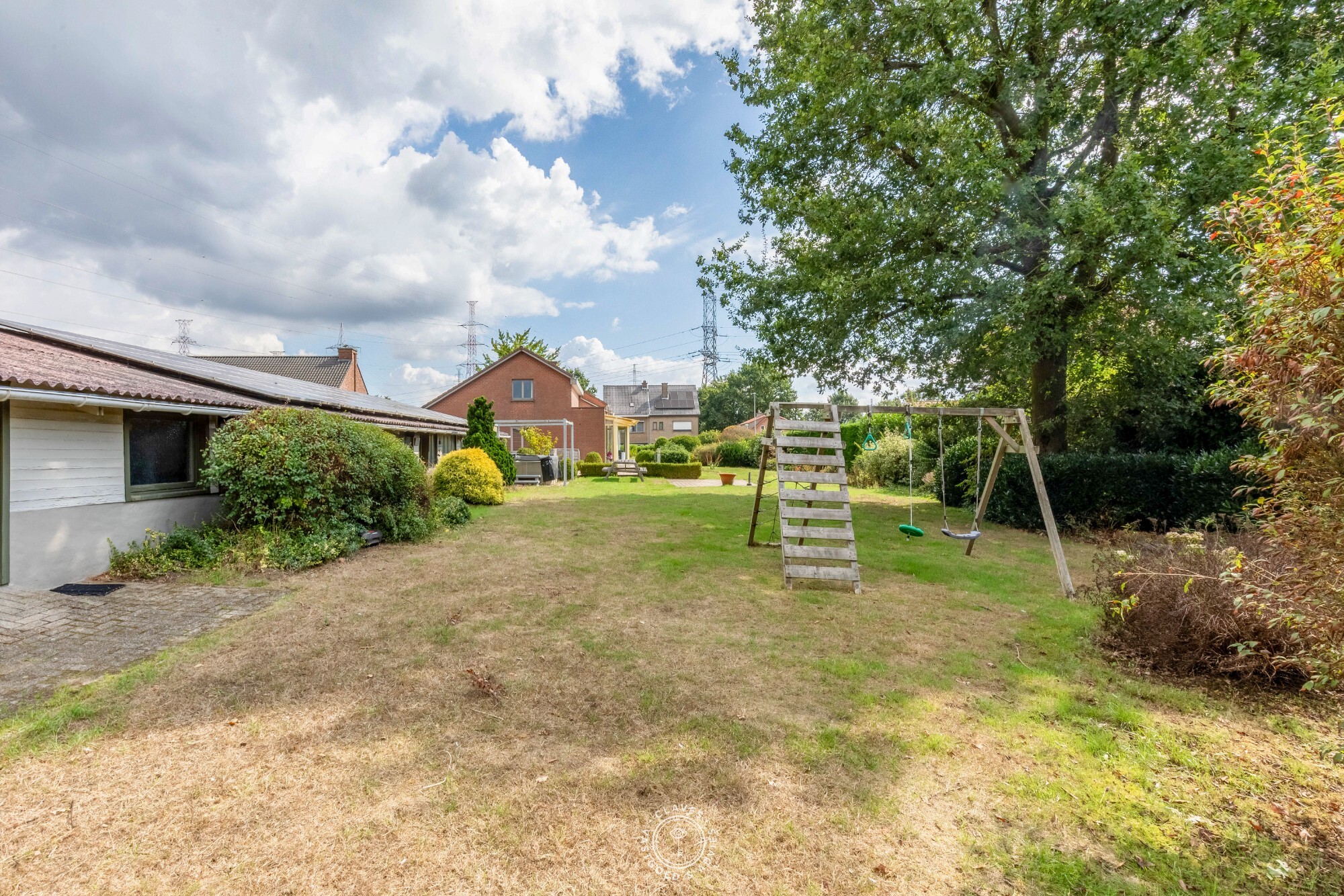 Open bebouwing op 4.051 m² met loods en vergund KMO-potentieel