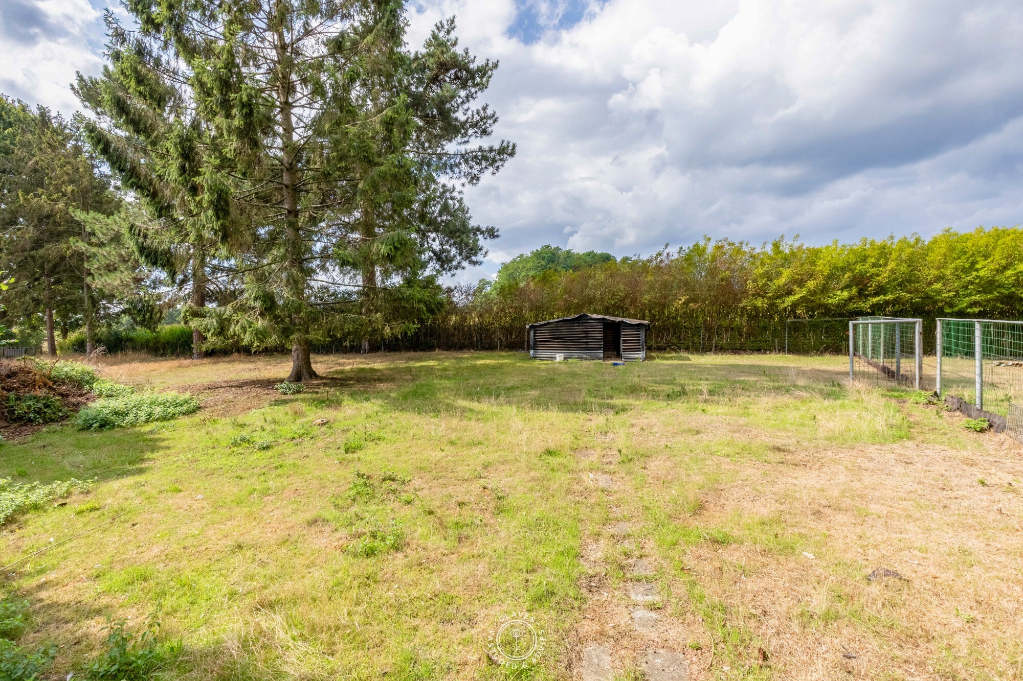 Open bebouwing op 4.051 m² met loods en vergund KMO-potentieel
