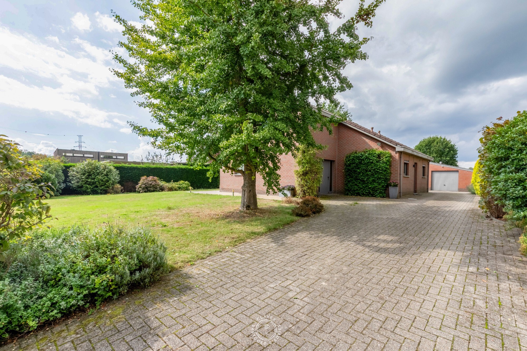 Open bebouwing op 4.051 m² met loods en vergund KMO-potentieel