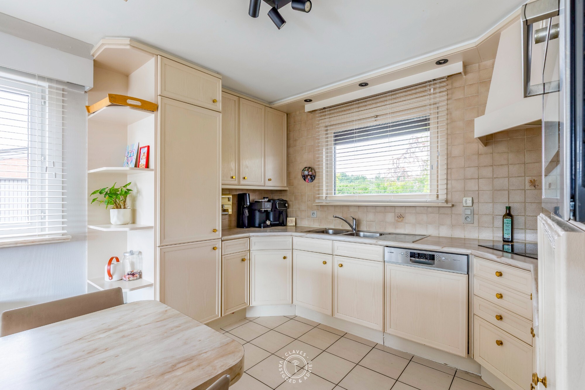 Open bebouwing op 4.051 m² met loods en vergund KMO-potentieel