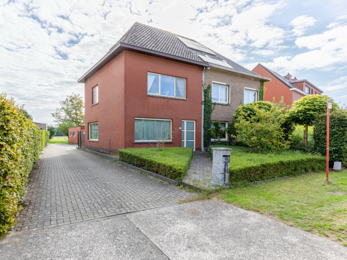 Instapklare halfopen bebouwing met garage en open zicht op de velden