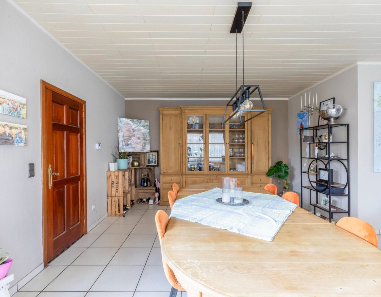 Instapklare halfopen bebouwing met garage en open zicht op de velden
