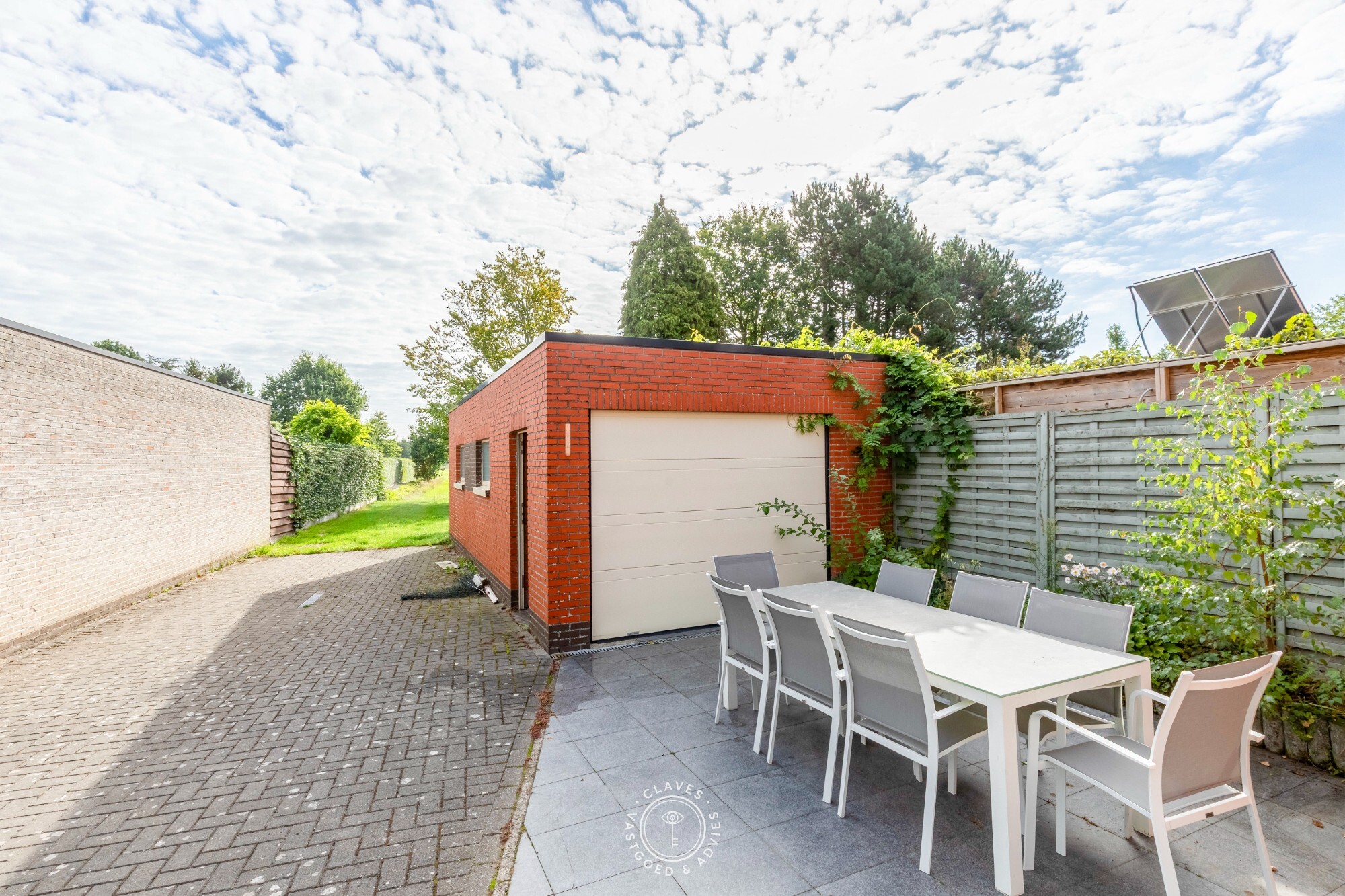 Instapklare halfopen bebouwing met garage en open zicht op de velden