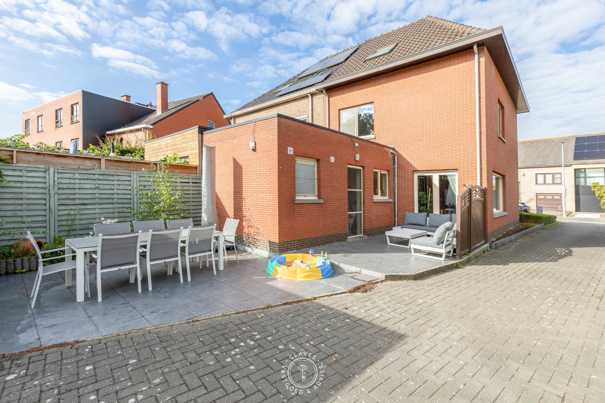 Instapklare halfopen bebouwing met garage en open zicht op de velden