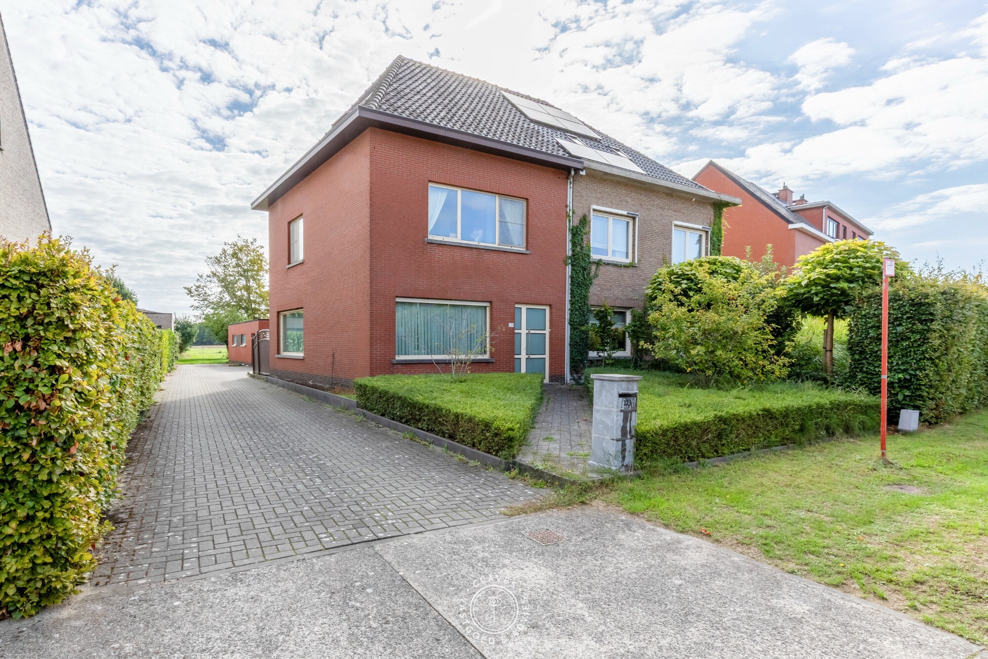 Instapklare halfopen bebouwing met garage en open zicht op de velden