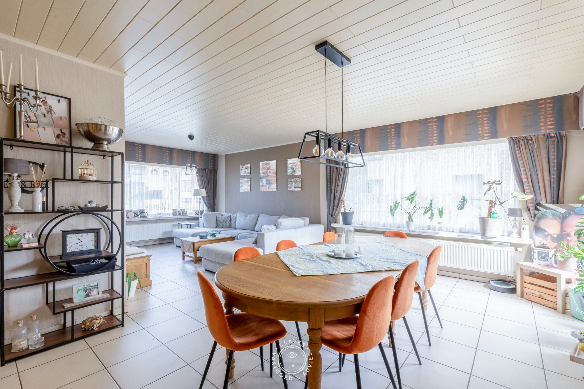 Instapklare halfopen bebouwing met garage en open zicht op de velden