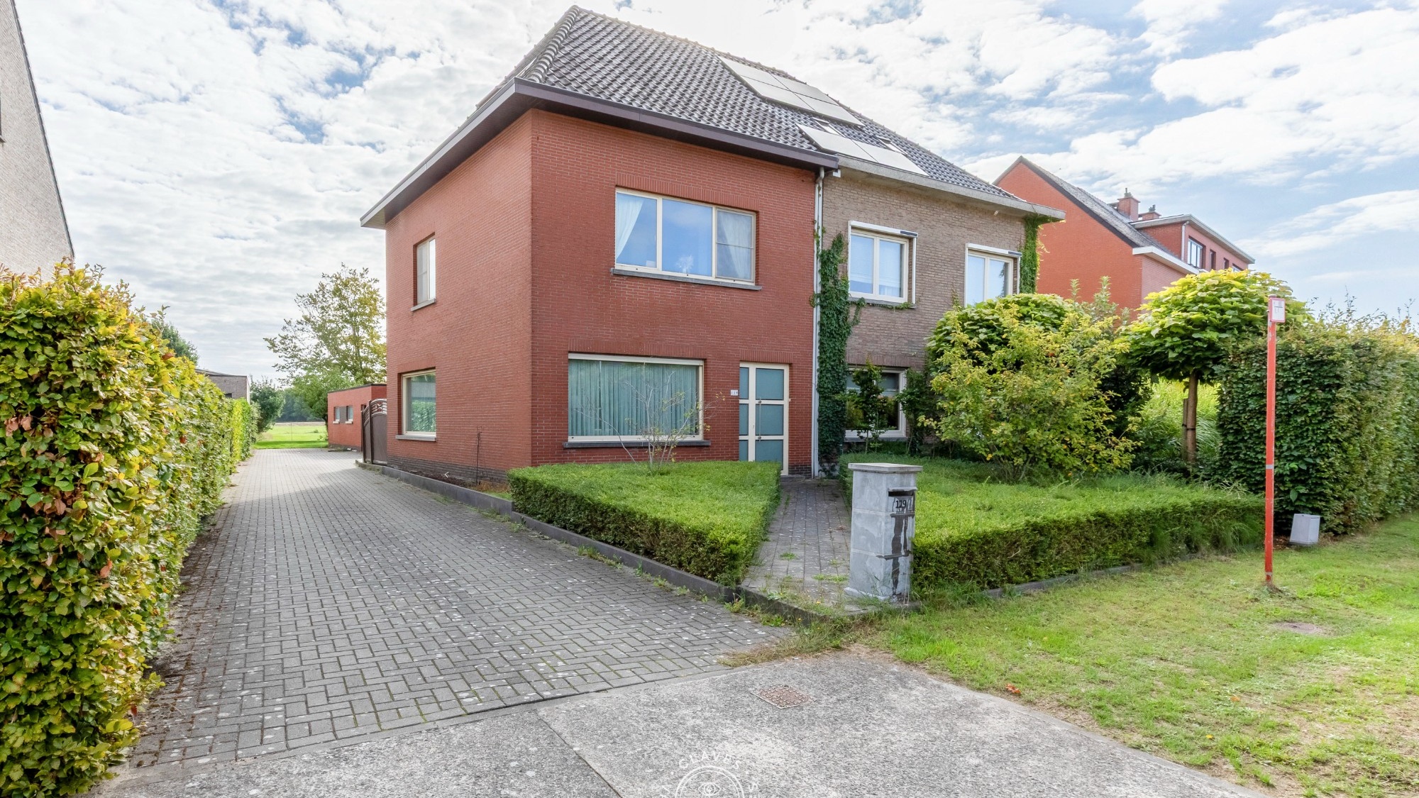 Instapklare halfopen bebouwing met garage en open zicht op de velden