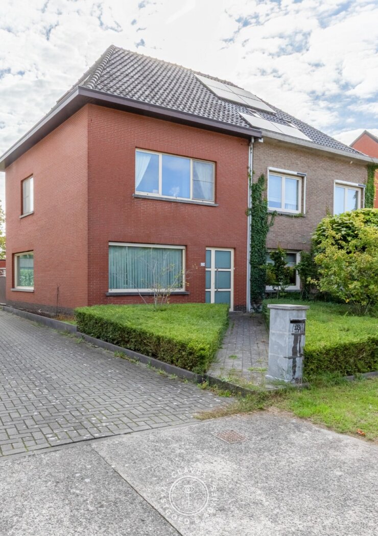 Instapklare halfopen bebouwing met garage en open zicht op de velden
