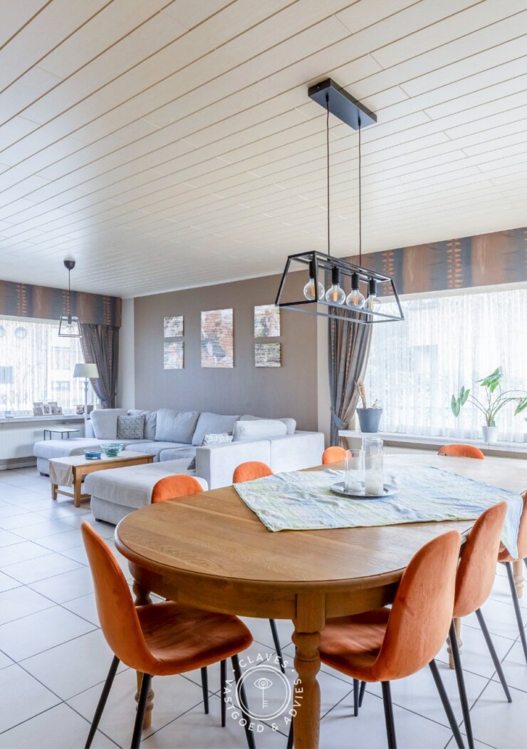 Instapklare halfopen bebouwing met garage en open zicht op de velden