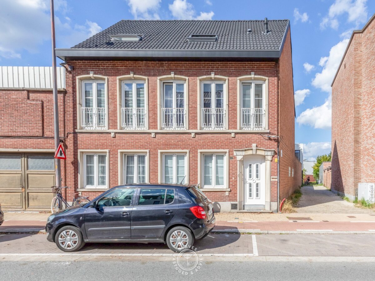 Karaktervol opbrengsteigendom met 3 woonentiteiten en aangename tuin