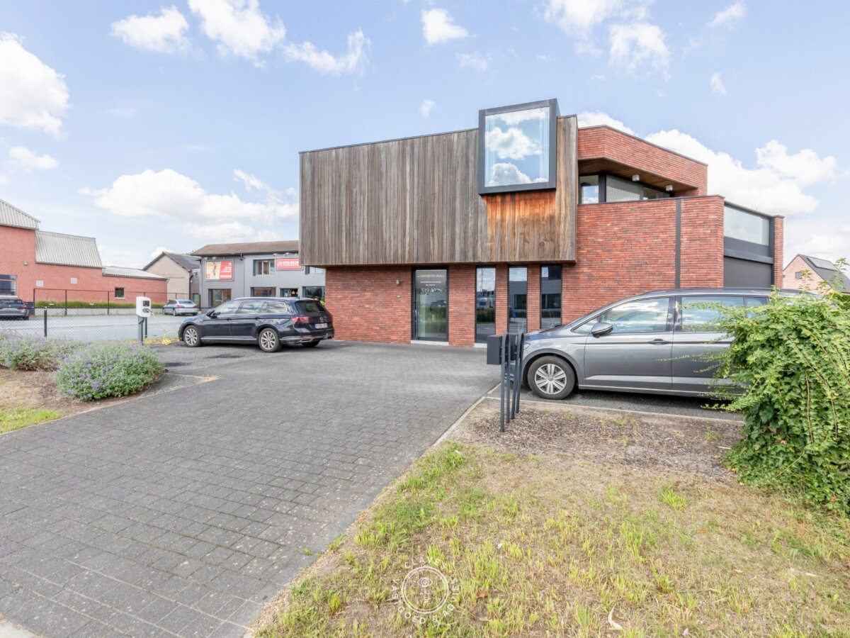 Modern kantoorgebouw met verhuurd appartement op uitstekende zichtlocatie in Belsele