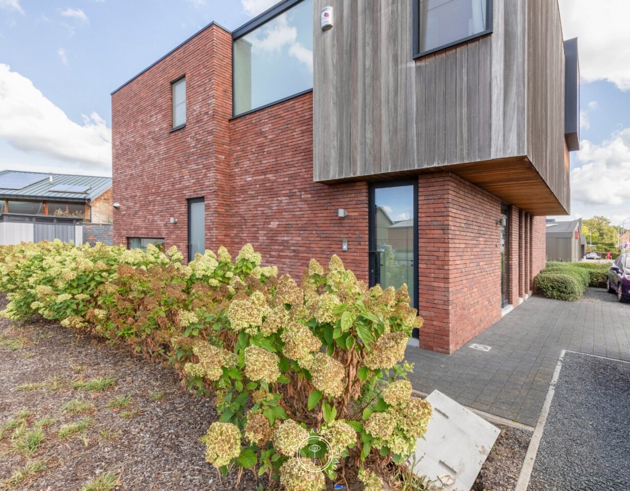 Modern kantoorgebouw met verhuurd appartement op uitstekende zichtlocatie in Belsele