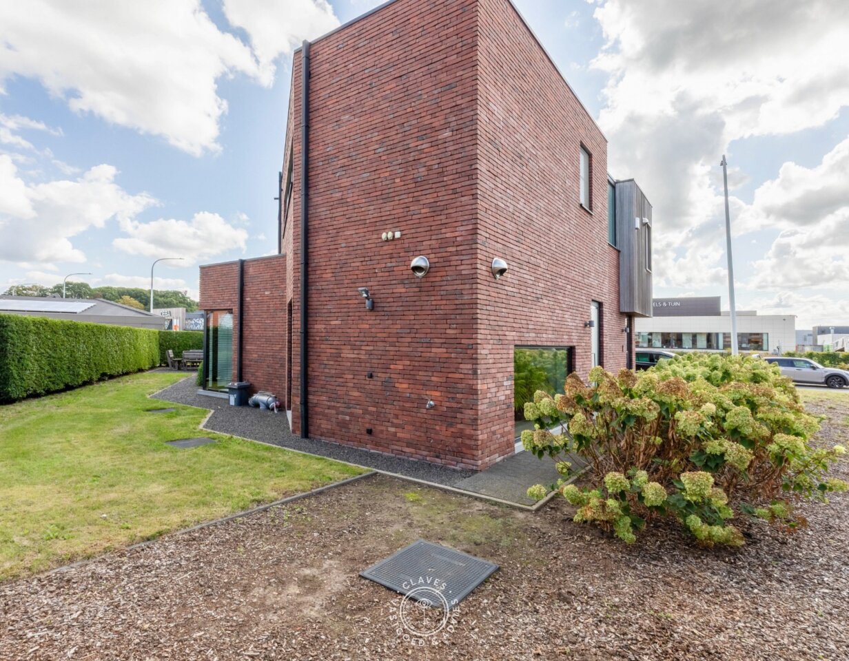 Modern kantoorgebouw met verhuurd appartement op uitstekende zichtlocatie in Belsele