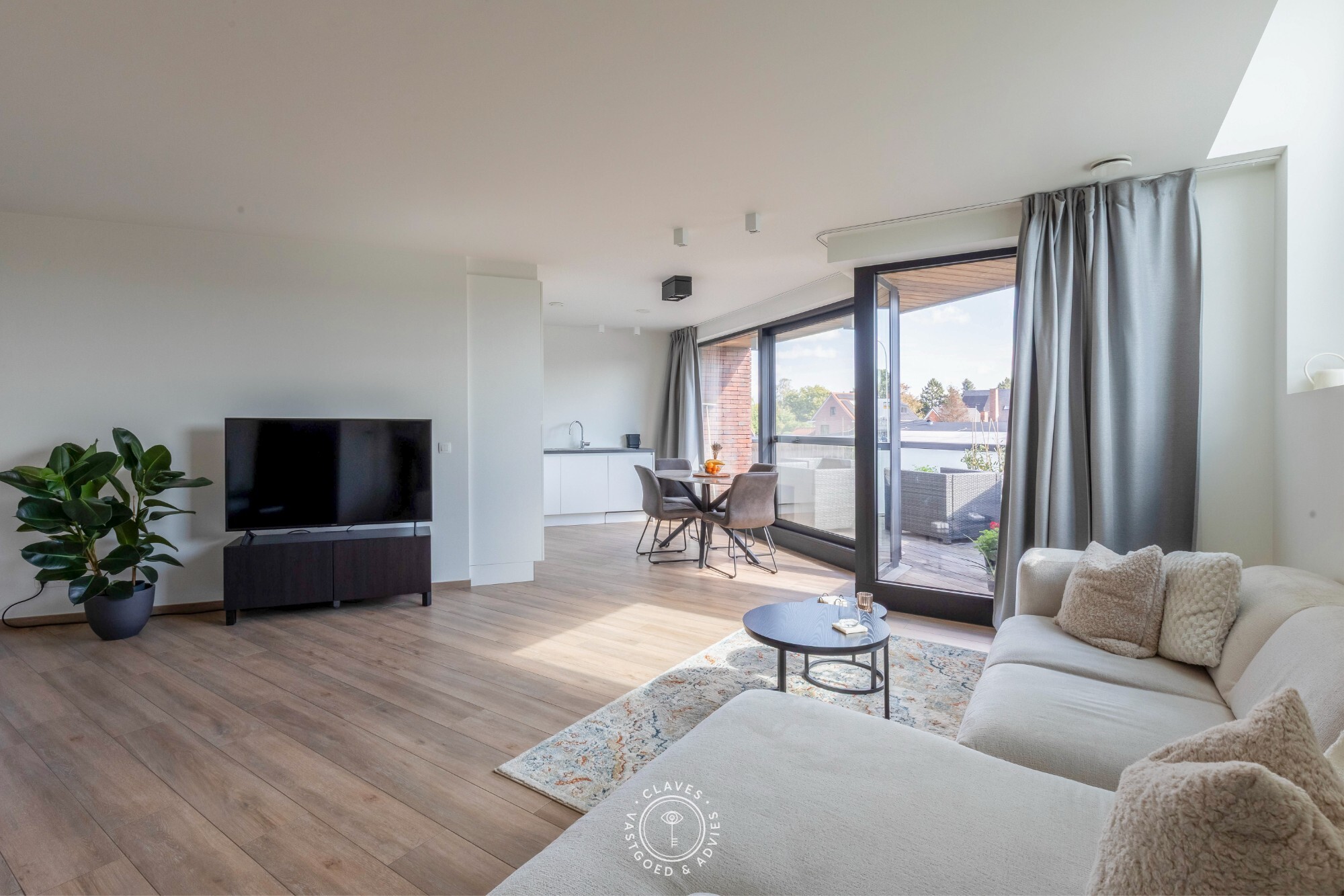 Modern kantoorgebouw met verhuurd appartement op uitstekende zichtlocatie in Belsele