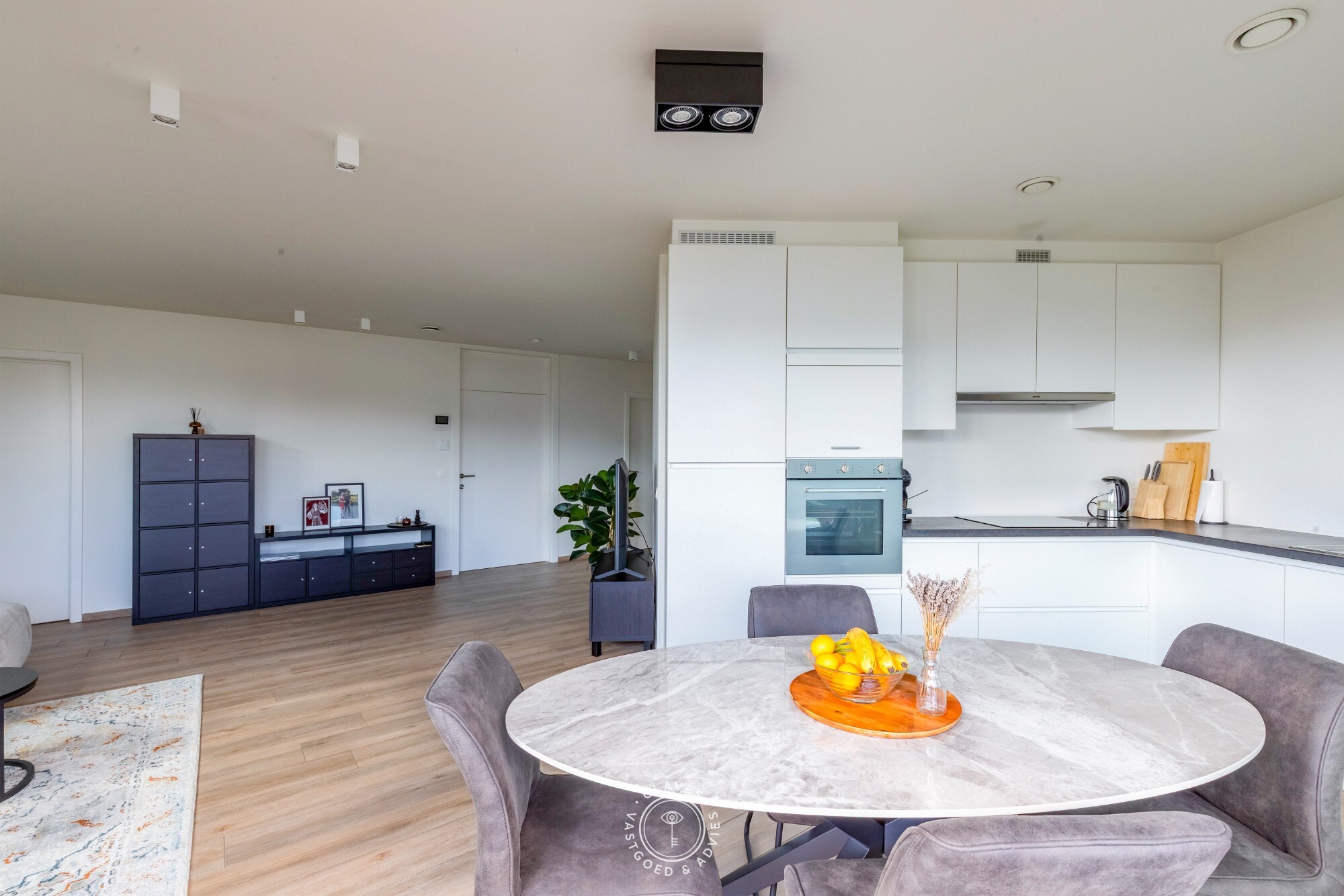 Modern kantoorgebouw met verhuurd appartement op uitstekende zichtlocatie in Belsele