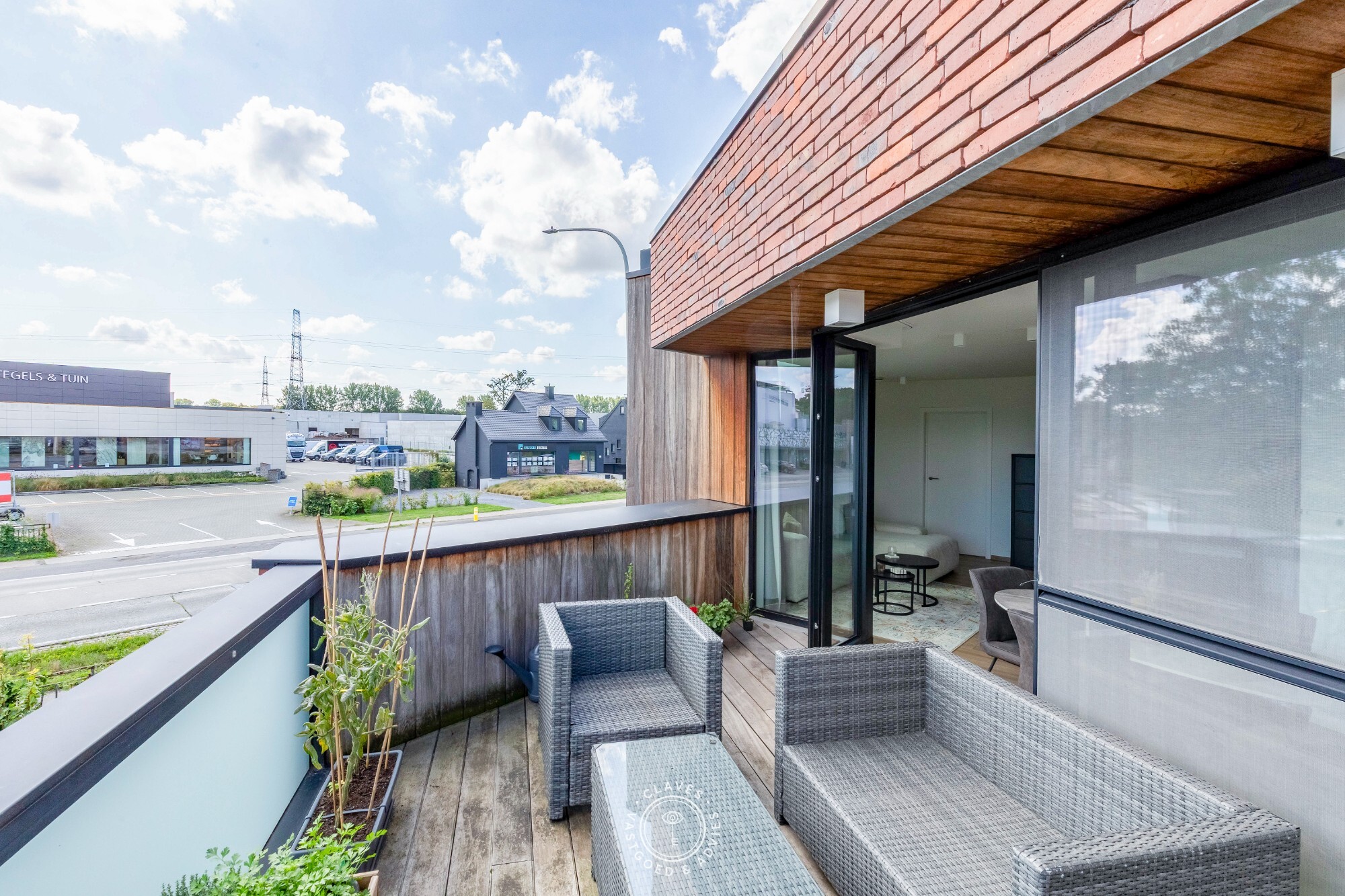 Modern kantoorgebouw met verhuurd appartement op uitstekende zichtlocatie in Belsele