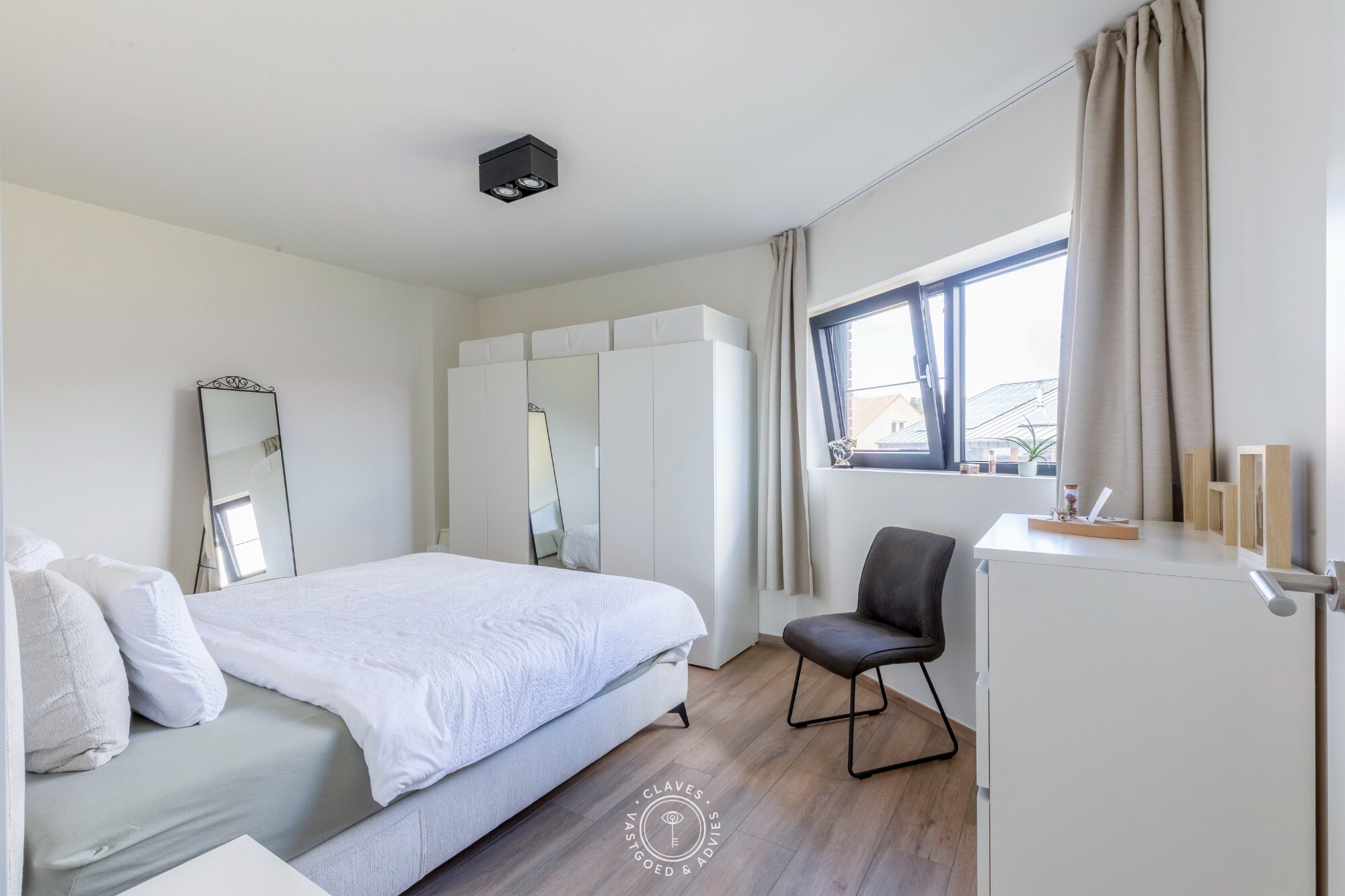 Modern kantoorgebouw met verhuurd appartement op uitstekende zichtlocatie in Belsele