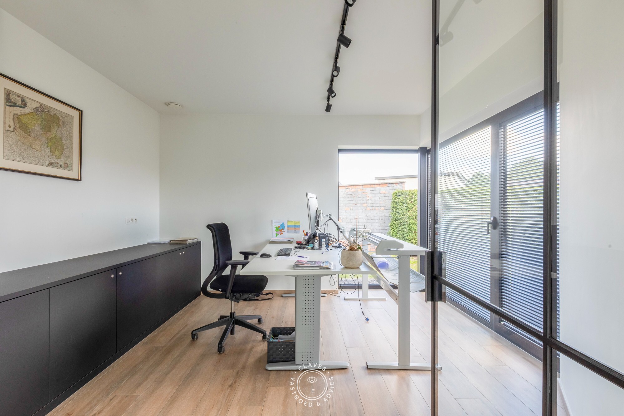 Modern kantoorgebouw met verhuurd appartement op uitstekende zichtlocatie in Belsele