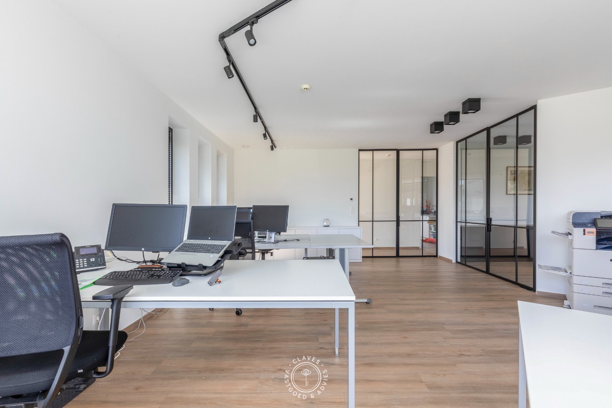 Modern kantoorgebouw met verhuurd appartement op uitstekende zichtlocatie in Belsele