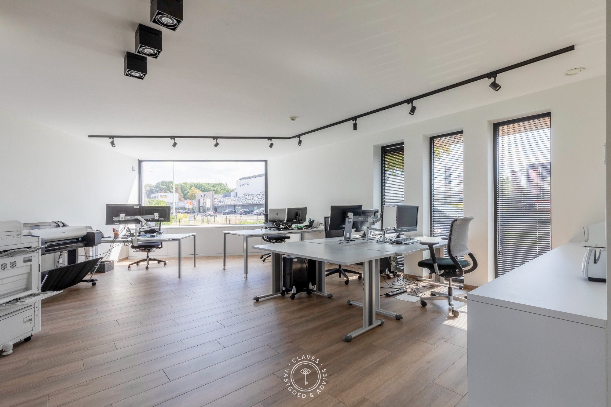 Modern kantoorgebouw met verhuurd appartement op uitstekende zichtlocatie in Belsele
